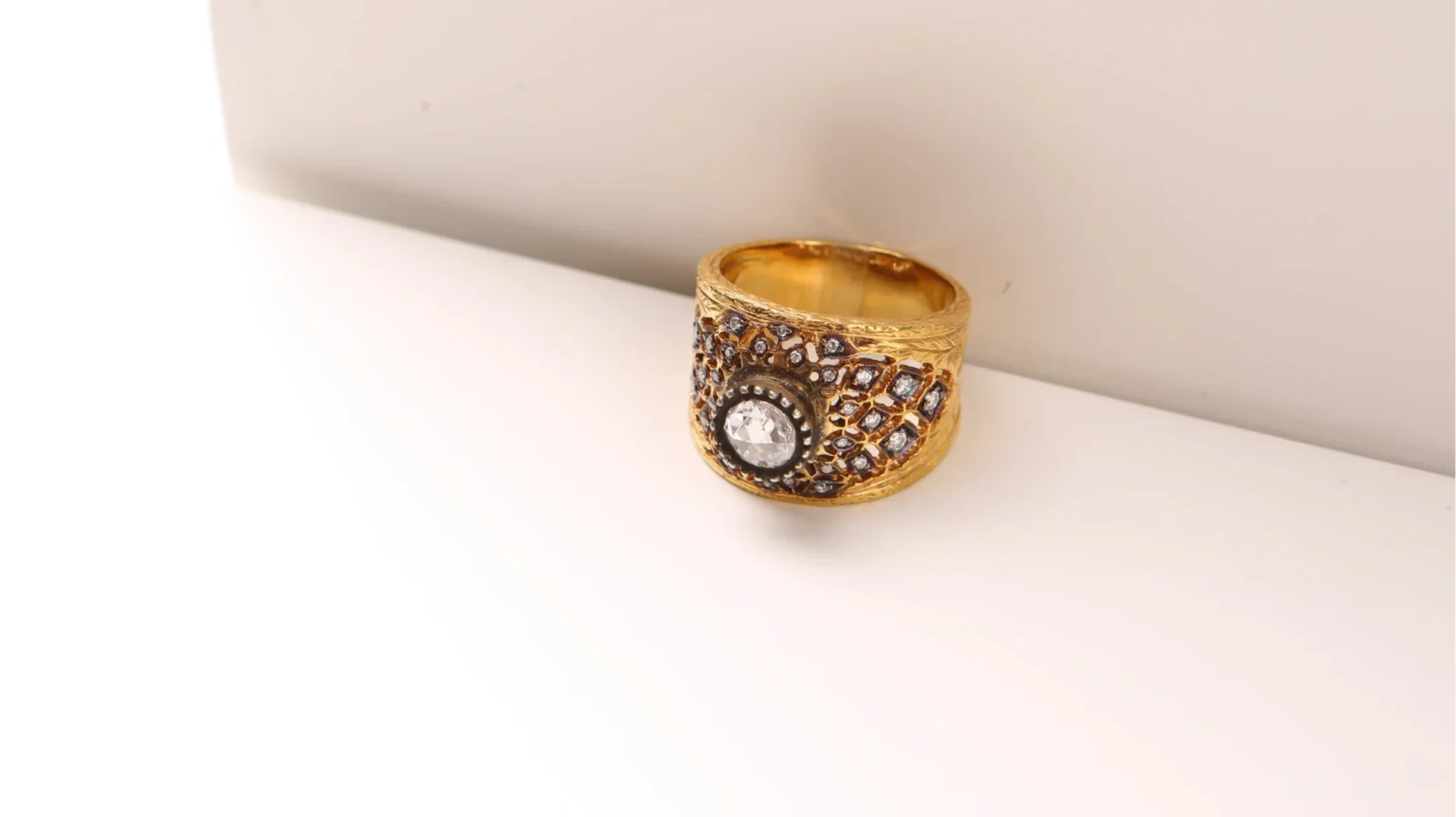 التصوير الفوتوغرافي للخواتم باستخدام الرسوم المُولَّدة بالحاسوب (CGI) لأغراض التجارة الإلكترونية